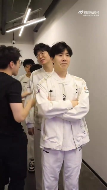 九游会j9官网真人游戏第一品牌很抽象的站位😆IG工作人员分享赛后:队员千手观音拍摄花絮