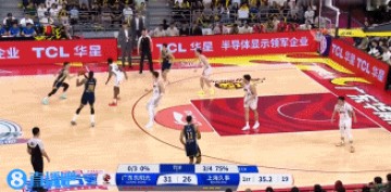 j9九游会老哥俱乐部交流足够幸运！徐杰出手三分后球再度颠进篮筐 广东继续扩大领先