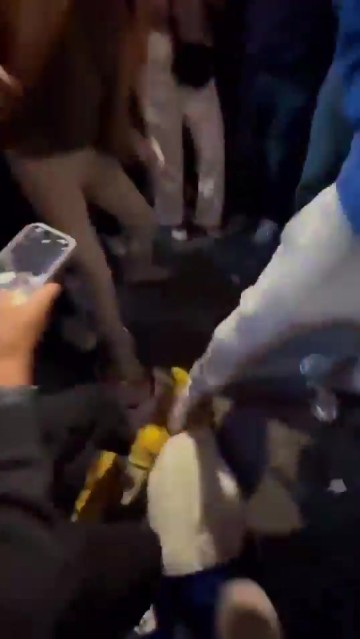 ag九游会亚洲真人第一品牌彻底疯狂🤯!尼克斯球迷围成圈 疯狂踩踏哈利伯顿娃娃😭😭