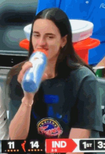 ag九游会亚洲真人第一品牌美丽!狂热VS太阳比赛期间 镜头数次给到因大腿拉伤休战的克拉克