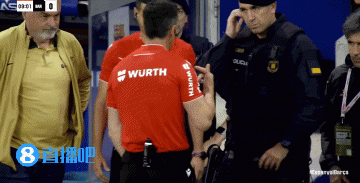 j9九游真人游戏第一品牌登录入口插曲！球场外汽车失控撞入人群，主裁暂停比赛和球场安保沟通