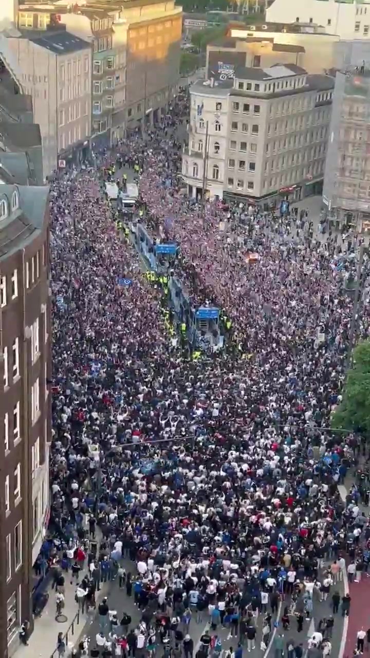 j9九游会官方登录震撼🤯汉堡升入德甲游行庆祝，10万球迷参加！现场气氛爆炸